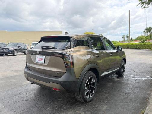 Canyon Bronze M 2025 Nissan Kicks SV