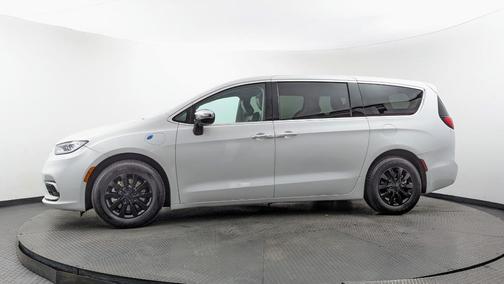 Bright White Clearcoat 2023 Chrysler Pacifica Hybrid Limited