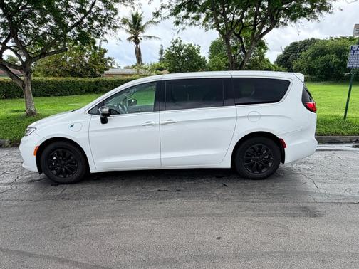 Bright White Clearcoat 2023 Chrysler Pacifica Hybrid Limited