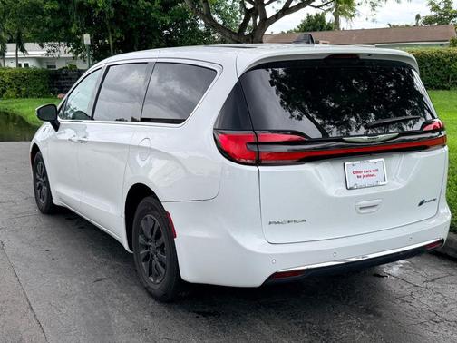 Bright White Clearcoat 2023 Chrysler Pacifica Hybrid Limited