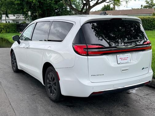 Bright White Clearcoat 2023 Chrysler Pacifica Hybrid Limited