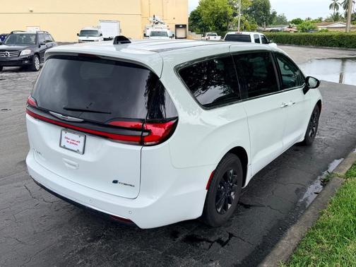 Bright White Clearcoat 2023 Chrysler Pacifica Hybrid Limited