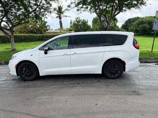 Bright White Clearcoat 2023 Chrysler Pacifica Hybrid Limited
