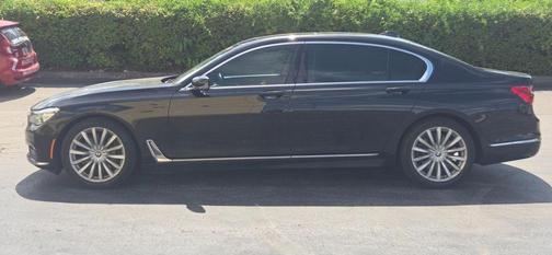 Black Sapphire Metallic 2017 BMW 740 i