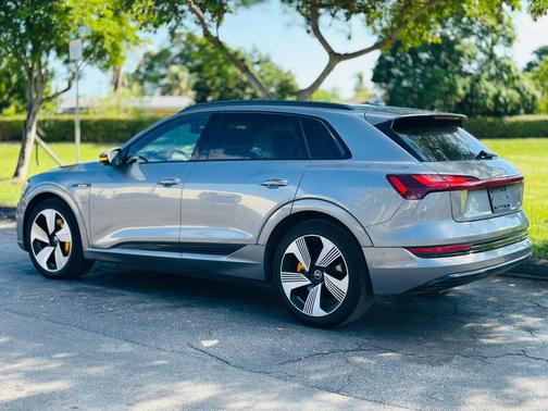 2022 Audi e-tron Premium Plus