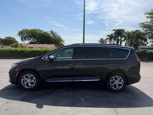 Brilliant Black Crystal Pearlcoat 2023 Chrysler Pacifica Limited