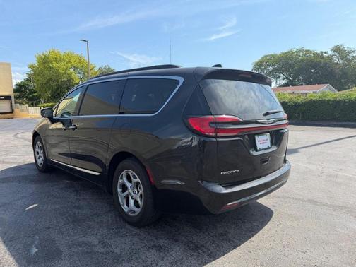 Brilliant Black Crystal Pearlcoat 2023 Chrysler Pacifica Limited