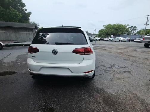 Pure White 2018 Volkswagen Golf GTI 2.0T SE 4-Door
