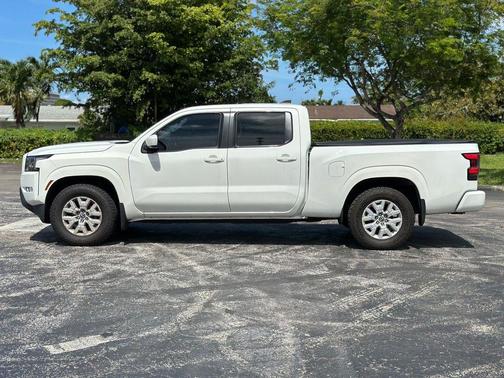 Glacier White 2022 Nissan Frontier SV