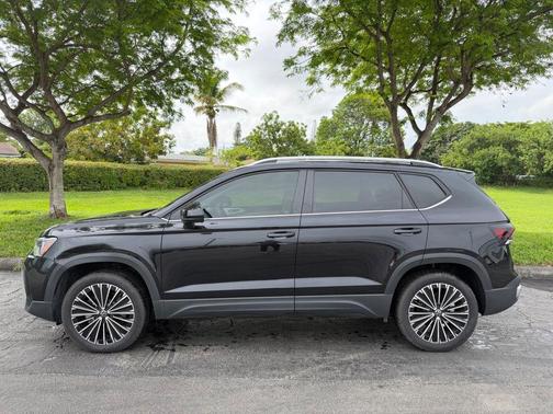Deep Black Pearl Effect 2025 Volkswagen Taos 1.5T SE