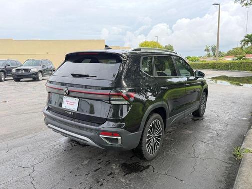 Deep Black Pearl Effect 2025 Volkswagen Taos 1.5T SE