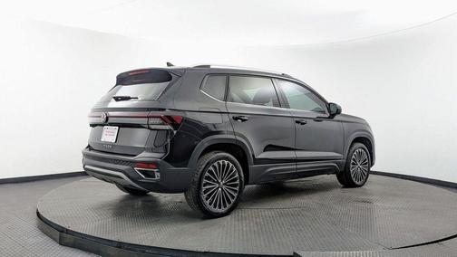 Deep Black Pearl Effect 2025 Volkswagen Taos 1.5T SE