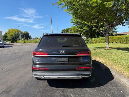 Mythos Black Metallic 2023 Audi Q7 45 Premium Plus