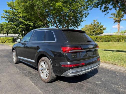 Mythos Black Metallic 2023 Audi Q7 45 Premium Plus