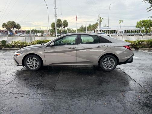 Metal 2024 Hyundai ELANTRA SEL
