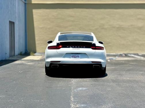 2018 Porsche Panamera 4
