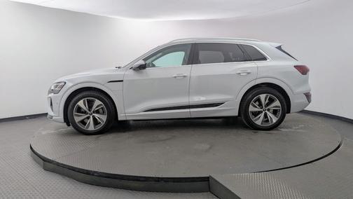 Glacier White Metallic 2024 Audi Q8 e-tron Premium