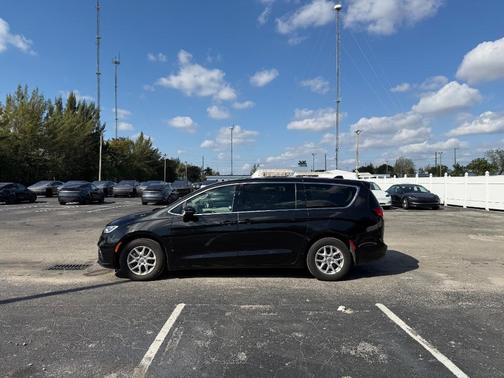 2023 Chrysler Pacifica Touring-L