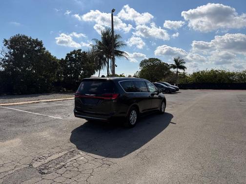 2023 Chrysler Pacifica Touring-L