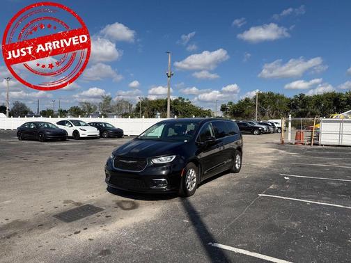 2023 Chrysler Pacifica Touring-L