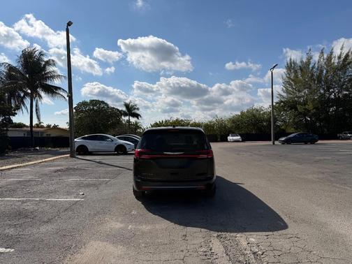 2023 Chrysler Pacifica Touring-L