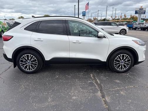 2022 Ford Escape PHEV Titanium
