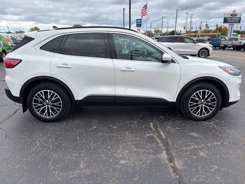 2022 Ford Escape PHEV Titanium