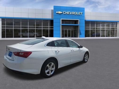 Summit White 2024 Chevrolet Malibu FWD 1LT