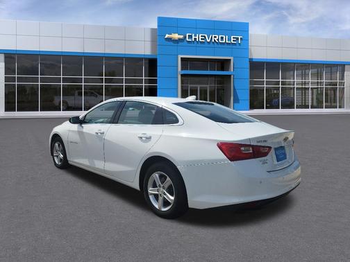 Summit White 2024 Chevrolet Malibu FWD 1LT
