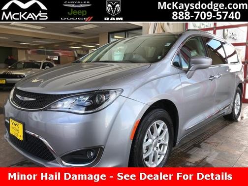 Photo 1 of 32 of 2020 Chrysler Pacifica Touring-L