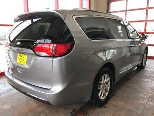 Photo 4 of 32 of 2020 Chrysler Pacifica Touring-L