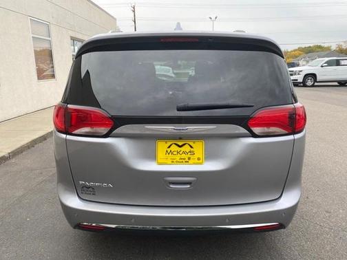 Photo 3 of 33 of 2020 Chrysler Pacifica Touring-L