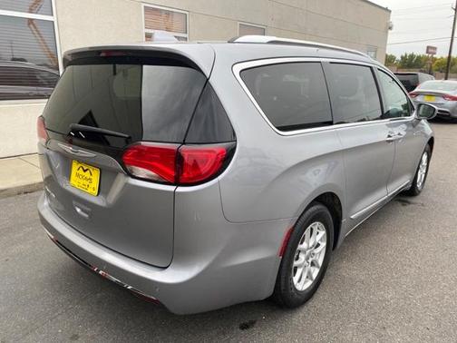 Photo 4 of 33 of 2020 Chrysler Pacifica Touring-L