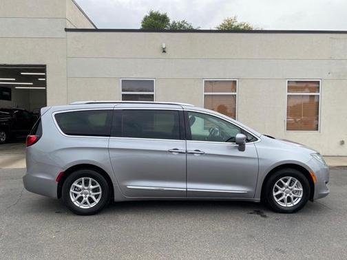 Photo 5 of 33 of 2020 Chrysler Pacifica Touring-L