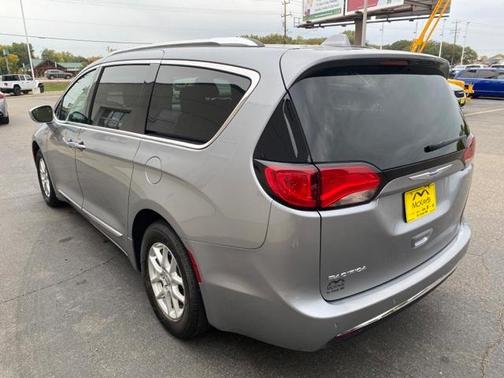 Photo 2 of 33 of 2020 Chrysler Pacifica Touring-L