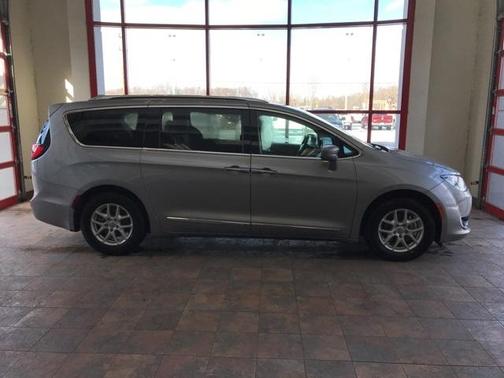 Photo 5 of 32 of 2020 Chrysler Pacifica Touring-L