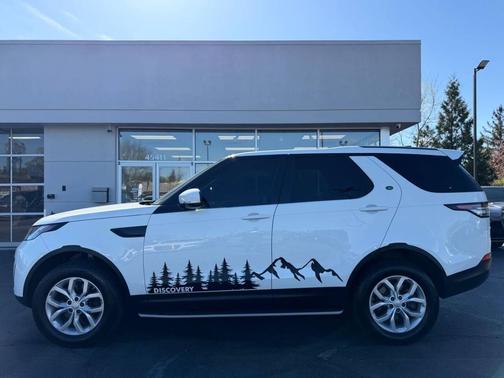 Fuji White 2017 Land Rover Discovery SE