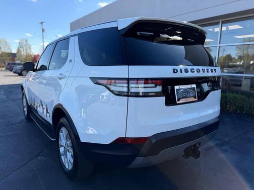 Fuji White 2017 Land Rover Discovery SE