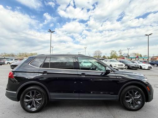 Deep Black Pearl 2022 Volkswagen Tiguan 2.0T SE