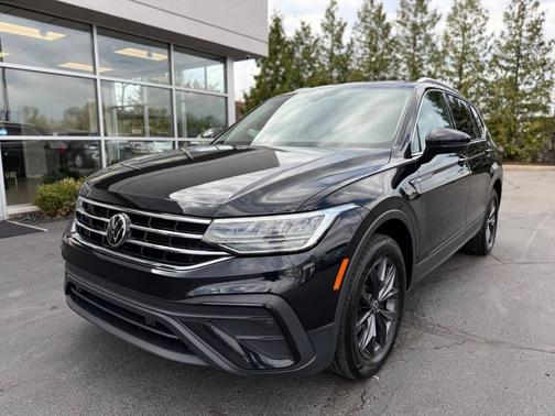 Deep Black Pearl 2022 Volkswagen Tiguan 2.0T SE