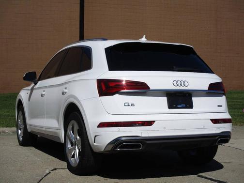 Ibis White 2023 Audi Q5 45 S line Premium Plus