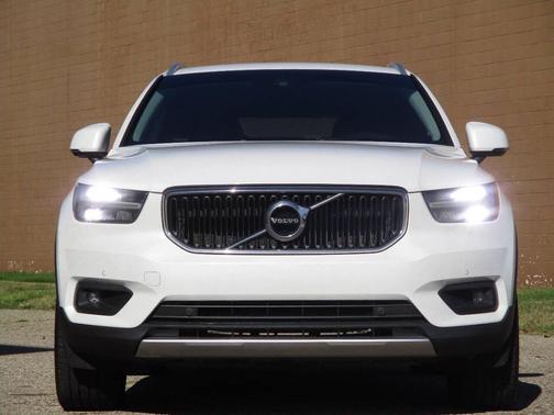 2022 Volvo XC40 T5 Momentum