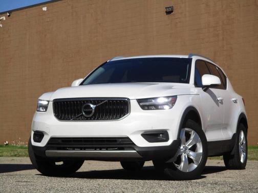 2022 Volvo XC40 T5 Momentum
