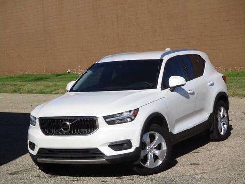 2022 Volvo XC40 T5 Momentum