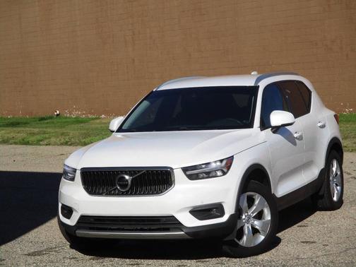 2022 Volvo XC40 T5 Momentum