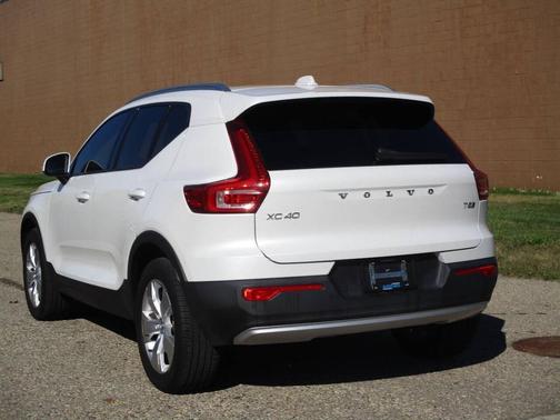 2022 Volvo XC40 T5 Momentum