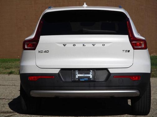 2022 Volvo XC40 T5 Momentum