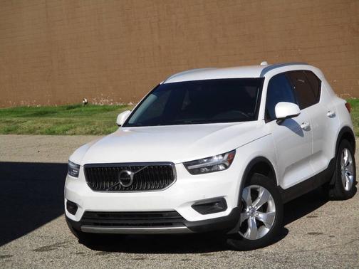 2022 Volvo XC40 T5 Momentum