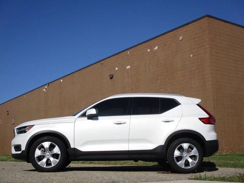 2022 Volvo XC40 T5 Momentum