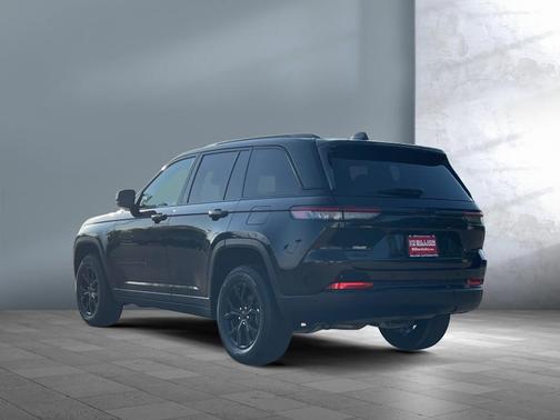 Diamond Black Crystal Pearlcoat 2025 Jeep Grand Cherokee Altitude